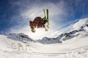 爱游戏在线登录入口-俄罗斯女足表现不俗，小组第一出线，俄罗斯女足赛程