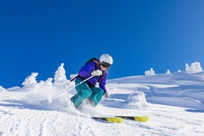 爱游戏官方-跨界合作推动足球产业多元发展新态势，市场空间无限，足球跨球视频