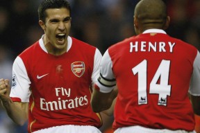 AIYOUXI.COM-瓦尔杜推搪送佩内特入球，球队晋级之路艰难，瓦尔德佩涅斯