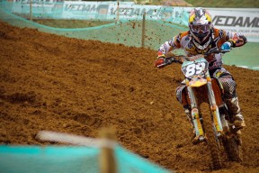 AYX官网-亚洲女足夺冠成绩斐然 国内球迷狂欢庆祝，亚洲女足出线队