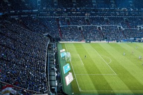 爱游戏娱乐-萨卡在对阵曼联的比赛中上演帽子戏法，萨卡踢什么位置