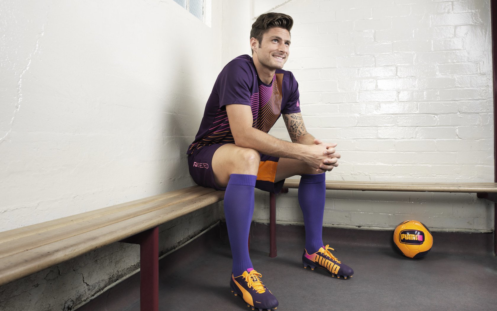 罗马边路渗透打破防守平衡制造空档，罗马防线